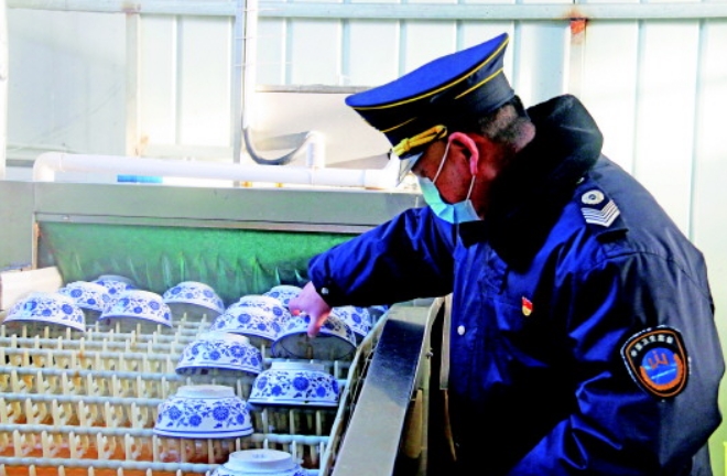 酒泉市强化餐饮具集中消毒监管 守护群众“舌尖上的安全”